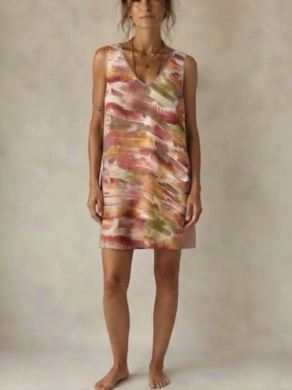 Monk & Lou Feather Print Vneck Shift Dress
Size Small Peach Tan New
